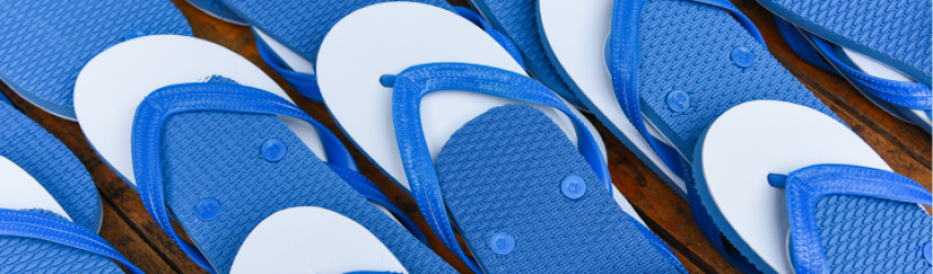 blue-white-flip-flop-wooden-background-slippers-flipflops